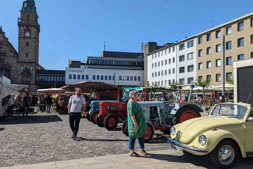 Oben ohne auf dem Markt – Oldtimertreffen auf dem Wochenmarkt in Rheydt