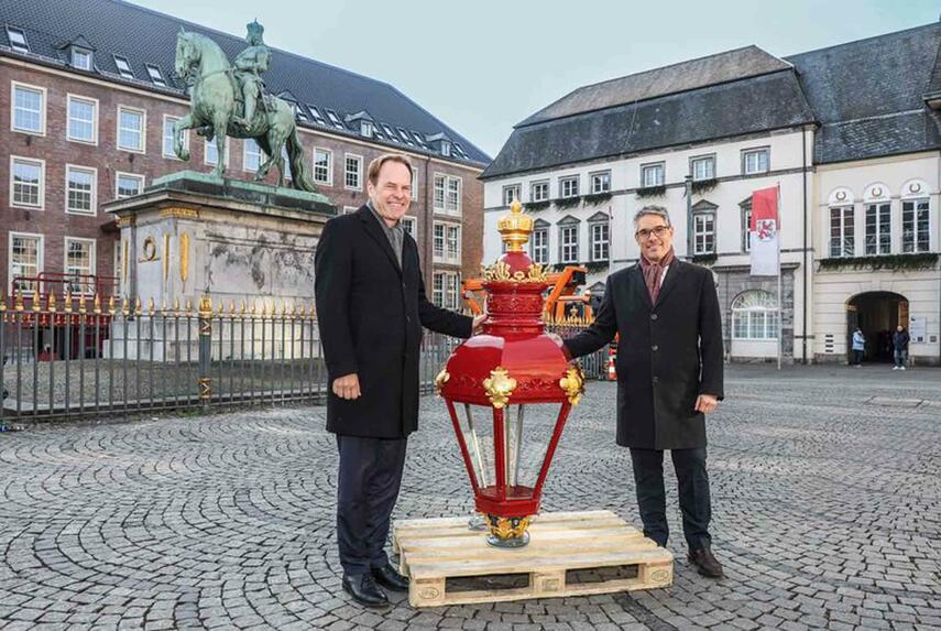 Jan Wellem-Denkmal vor dem Düsseldorfer Rathaus erstrahlt in neuem Licht