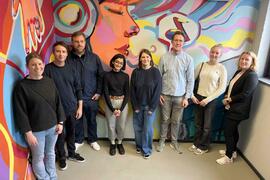 Bunter Aufstieg – in der Hochschule Rhein-Waal trifft Kunst auf Treppenhaus