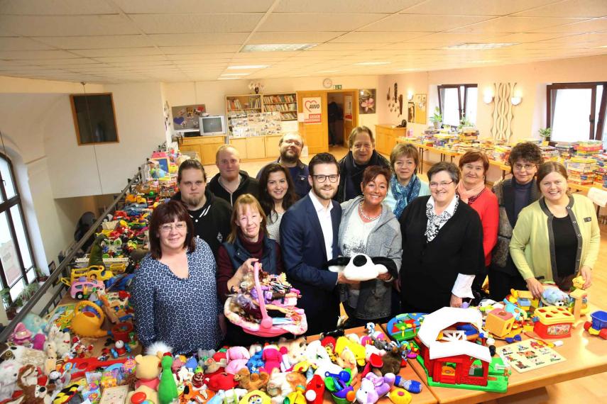 „Kinder für Kinder“: rund 800 Kilogramm Spielsachen überreicht